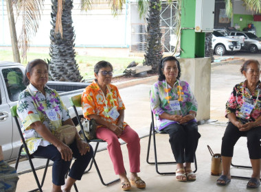 กิจกรรมรดน้ำขอพรและมอบของที่ระลึกแก่ผู้สูงอายุ พารามิเตอร์รูปภาพ 4