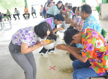 กิจกรรมรดน้ำขอพรและมอบของที่ระลึกแก่ผู้สูงอายุ พารามิเตอร์รูปภาพ 20