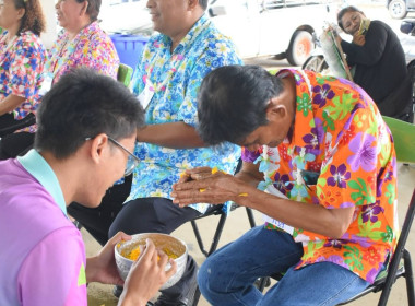 กิจกรรมรดน้ำขอพรและมอบของที่ระลึกแก่ผู้สูงอายุ พารามิเตอร์รูปภาพ 23