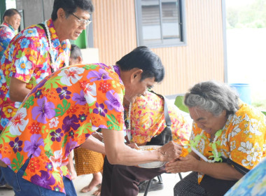 กิจกรรมรดน้ำขอพรและมอบของที่ระลึกแก่ผู้สูงอายุ พารามิเตอร์รูปภาพ 14