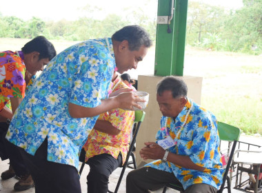 กิจกรรมรดน้ำขอพรและมอบของที่ระลึกแก่ผู้สูงอายุ พารามิเตอร์รูปภาพ 26