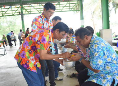 กิจกรรมรดน้ำขอพรและมอบของที่ระลึกแก่ผู้สูงอายุ พารามิเตอร์รูปภาพ 15