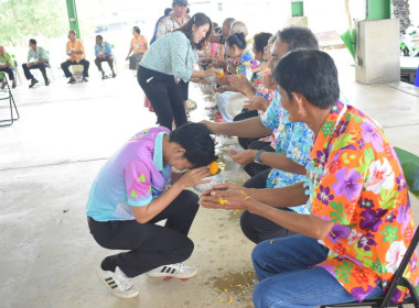 กิจกรรมรดน้ำขอพรและมอบของที่ระลึกแก่ผู้สูงอายุ พารามิเตอร์รูปภาพ 21