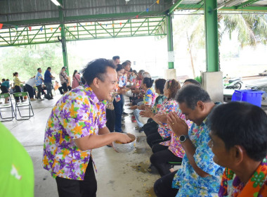 กิจกรรมรดน้ำขอพรและมอบของที่ระลึกแก่ผู้สูงอายุ พารามิเตอร์รูปภาพ 17