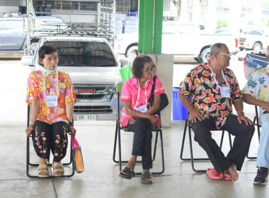 กิจกรรมรดน้ำขอพรและมอบของที่ระลึกแก่ผู้สูงอายุ พารามิเตอร์รูปภาพ 6