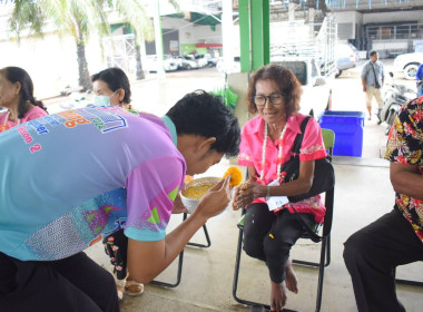 กิจกรรมรดน้ำขอพรและมอบของที่ระลึกแก่ผู้สูงอายุ พารามิเตอร์รูปภาพ 18