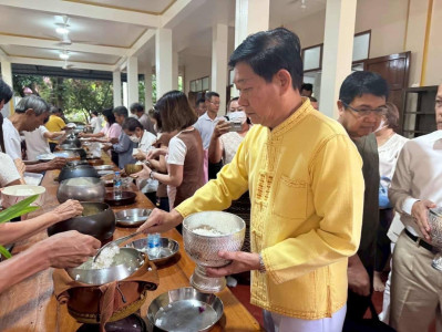 พิธีทำบุญตักบาตรอาหารคาว - หวาน เนื่องในเทศกาลวันวิสาขบูชา ... พารามิเตอร์รูปภาพ 1