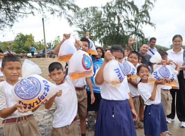 พิธีปล่อยพันธุ์สัตว์น้ำเฉลิมพระเกียรติฯ ... พารามิเตอร์รูปภาพ 4