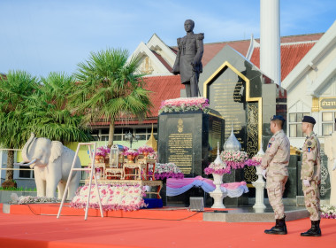กิจกรรมน้อมรำลึกเนื่องในวันคล้ายวันสวรรคตพระบาทสมเด็จพระจุลจอมเกล้าเจ้าอยู่หัว ... พารามิเตอร์รูปภาพ 6