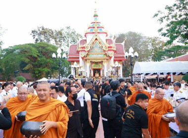 พิธีทำบุญตักบาตรถวายเป็นพระราชกุศลแด่สมเด็จพระนางเจ้าสิริกิติ์พระบรมราชินีนาถ พระบรมราชชนนีพันปีหลวง ในวาระครบ 50 วัน (ปัญญาสมวาร) ... พารามิเตอร์รูปภาพ 1