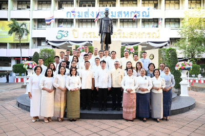 ร่วมพิธีตักบาตรข้าวสารอาหารแห้งแด่พระภิกษุสงฆ์ ... พารามิเตอร์รูปภาพ 1