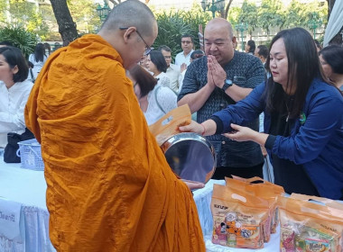 ร่วมพิธีตักบาตรข้าวสารอาหารแห้งแด่พระภิกษุสงฆ์ ... พารามิเตอร์รูปภาพ 10