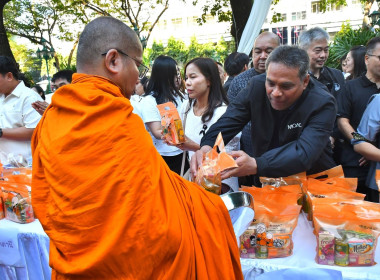 ร่วมพิธีตักบาตรข้าวสารอาหารแห้งแด่พระภิกษุสงฆ์ ... พารามิเตอร์รูปภาพ 15