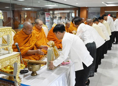 ร่วมพิธีตักบาตรข้าวสารอาหารแห้งแด่พระภิกษุสงฆ์ ... พารามิเตอร์รูปภาพ 1