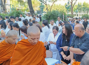 ร่วมพิธีตักบาตรข้าวสารอาหารแห้งแด่พระภิกษุสงฆ์ ... พารามิเตอร์รูปภาพ 12