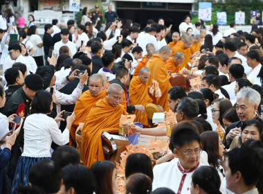 ร่วมพิธีตักบาตรข้าวสารอาหารแห้งแด่พระภิกษุสงฆ์ ... พารามิเตอร์รูปภาพ 14