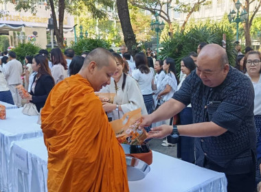 ร่วมพิธีตักบาตรข้าวสารอาหารแห้งแด่พระภิกษุสงฆ์ ... พารามิเตอร์รูปภาพ 9