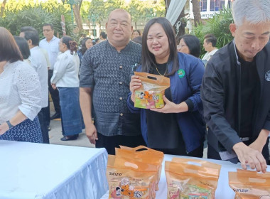 ร่วมพิธีตักบาตรข้าวสารอาหารแห้งแด่พระภิกษุสงฆ์ ... พารามิเตอร์รูปภาพ 11