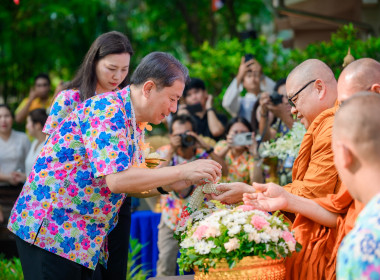 สรงน้ำพระพุทธรูป และกราบขอพรจากพระราชธรรมเมธี ... พารามิเตอร์รูปภาพ 9
