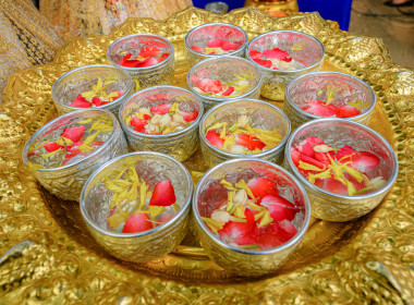 สรงน้ำพระพุทธรูป และกราบขอพรจากพระราชธรรมเมธี ... พารามิเตอร์รูปภาพ 1