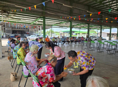 กิจกรรมรดน้ำขอพร และมอบของที่ระลึกแก่ผู้สูงอายุ ... พารามิเตอร์รูปภาพ 3
