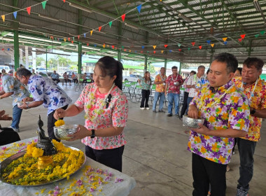 กิจกรรมรดน้ำขอพร และมอบของที่ระลึกแก่ผู้สูงอายุ ... พารามิเตอร์รูปภาพ 13