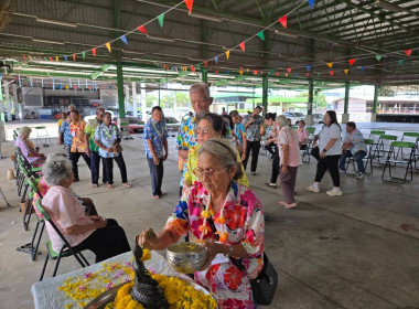 กิจกรรมรดน้ำขอพร และมอบของที่ระลึกแก่ผู้สูงอายุ ... พารามิเตอร์รูปภาพ 11