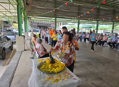 กิจกรรมรดน้ำขอพร และมอบของที่ระลึกแก่ผู้สูงอายุ ... พารามิเตอร์รูปภาพ 12