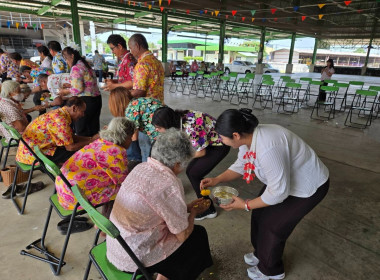 กิจกรรมรดน้ำขอพร และมอบของที่ระลึกแก่ผู้สูงอายุ ... พารามิเตอร์รูปภาพ 15