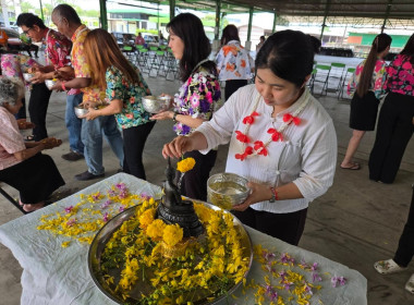 กิจกรรมรดน้ำขอพร และมอบของที่ระลึกแก่ผู้สูงอายุ ... พารามิเตอร์รูปภาพ 2