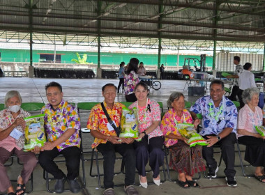 กิจกรรมรดน้ำขอพร และมอบของที่ระลึกแก่ผู้สูงอายุ ... พารามิเตอร์รูปภาพ 17