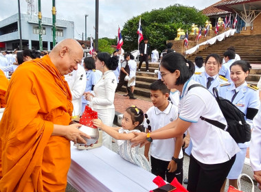 พิธีสวดพระพุทธมนต์และทำบุญตักบาตรถวายพระราชกุศล ... พารามิเตอร์รูปภาพ 13