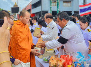 พิธีสวดพระพุทธมนต์และทำบุญตักบาตรถวายพระราชกุศล ... พารามิเตอร์รูปภาพ 23