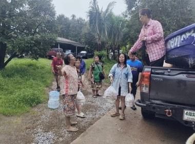 กลุ่มเกษตรกรทำนาสองพี่น้องร่วมเป็นส่วนหนึ่งในการสนับสนุนความช่วยเหลือและส่งต่อกำลังใจแก่ผู้ได้รับผลกระทบจากเหตุการณ์น้ำท่วมในพื้นที่ ... พารามิเตอร์รูปภาพ 3