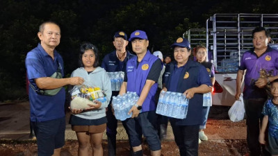 กลุ่มเกษตรกรทำนาสองพี่น้องสนับสนุนความช่วยเหลือและส่งต่อกำลังใจแก่ผู้ได้รับผลกระทบ จากเหตุการณ์น้ำท่วมในพื้นที่ ... พารามิเตอร์รูปภาพ 1