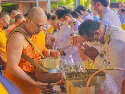 พิธีทำบุญตักบาตรเนื่องในโอกาสวันเฉลิมพระชนมพรรษา ... พารามิเตอร์รูปภาพ 1