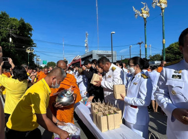 พิธีทำบุญตักบาตรถวายพระราชกุศล และพิธีวางพวงมาลา ... พารามิเตอร์รูปภาพ 3