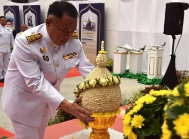 พิธีวางพานพุ่มดอกไม้สดถวายราชสักการะ แด่พระบาทสมเด็จ ... พารามิเตอร์รูปภาพ 2