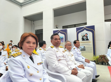 พิธีวางพานพุ่มดอกไม้สดถวายราชสักการะ แด่พระบาทสมเด็จ ... พารามิเตอร์รูปภาพ 3