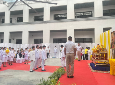 พิธีวางพานพุ่มดอกไม้สดถวายราชสักการะและพิธีถวายราชสดุดีแด่พระบาทสมเด็จพระนั่งเกล้าเจ้าอยู่หัว พระมหาเจษฎาราชเจ้า ... พารามิเตอร์รูปภาพ 3