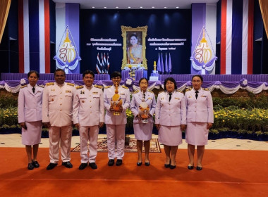 พิธีถวายเครื่องราชสักการะและวางพานพุ่มและพิธีถวายพระพรชัยมงคล ... พารามิเตอร์รูปภาพ 2