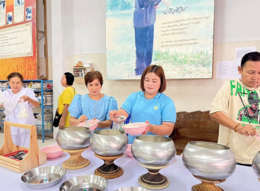 พิธีเจริญพระพุทธมนต์และทำบุญตักบาตร ถวายพระราชกุศล พารามิเตอร์รูปภาพ 2